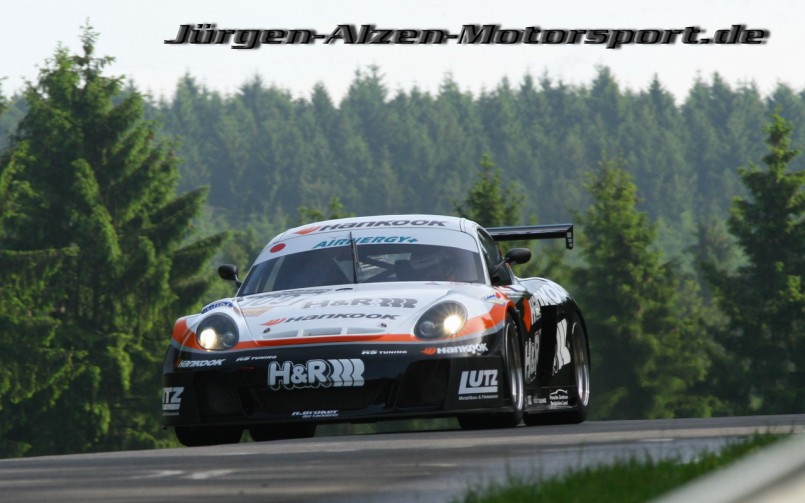 Porsche Cayman, en pleno vuelo en Nordschleife.