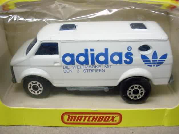 una combinacio carros y adidas!!!<br />jajajaja!!