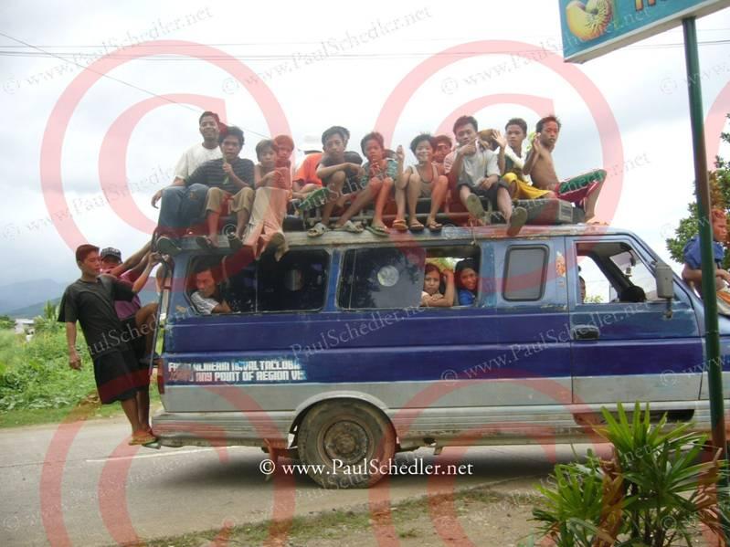 En un colectivo, banca entre todos y asi sale mas barato