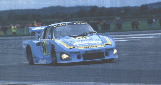 Este auto insignia de Krmers gano las 24 horas de Le Mans y 10 carreras de las 11 en el 1979, piloteado por Klaus Ludwig y los hermanos Wittington.