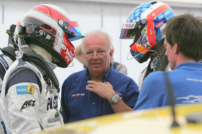 Wolfgang Land con sus pilotos .