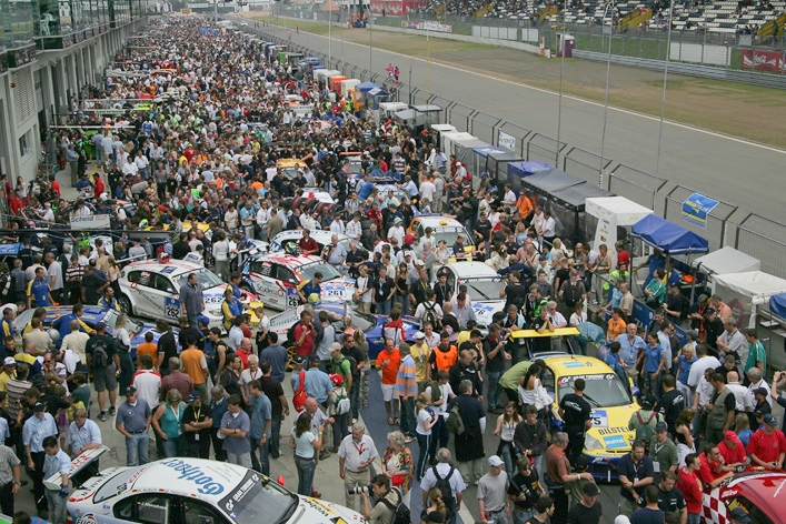 Preparacion antes de una formacion para alinear  en las 24 Horas de Nurburgring