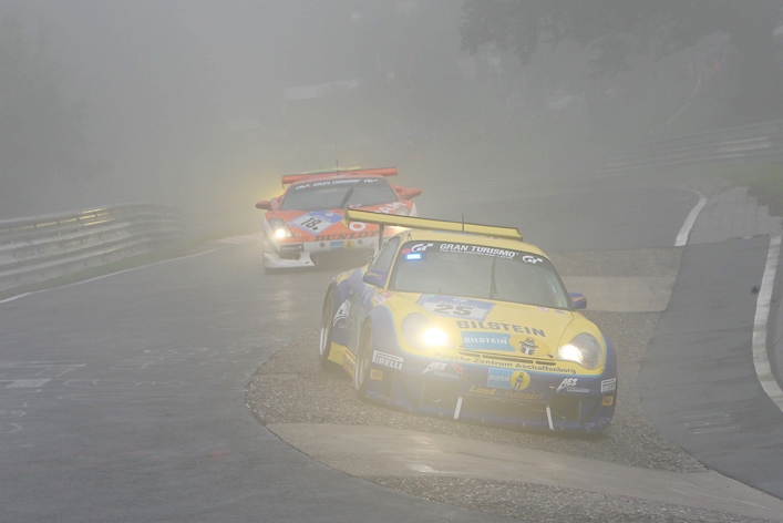Land Porsche entrando al carrousel notese la niebla, lo sigue el lambo de Adorf.