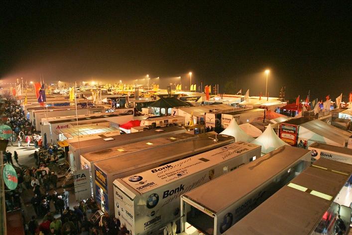 De noche en el paddock del infierno verde,