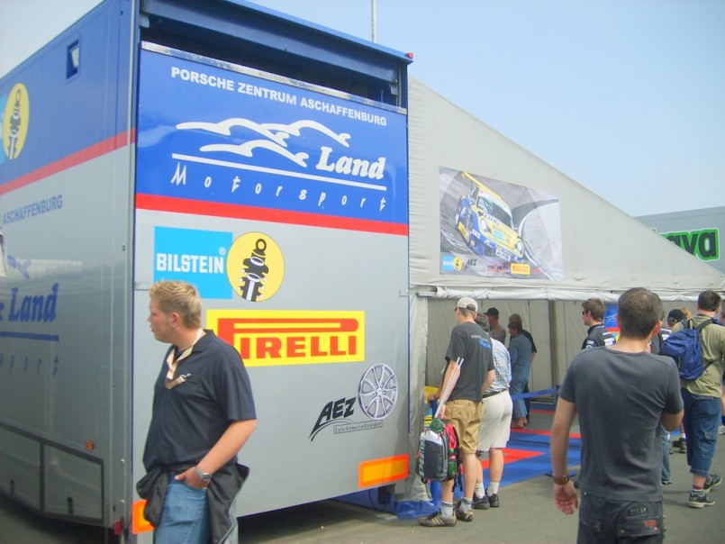 La Carpa de Land y el trailer, aqui pasa el equipo todo el fin de semana durante las 24 horas de Nurburgring,<br />Catering service completo, es extraordinario todo lo que hacen dentro de estas carpas. desde vivir , hasta armar y desarmar el auto completo.