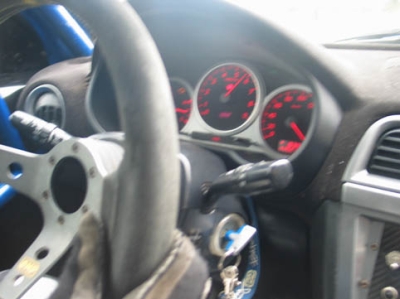 Velocímetro del Impreza con la aguja al tope y el cuenta vueltas coqueteando con las seis mil vueltas.