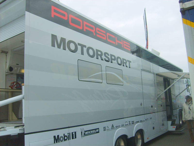 Esta foto del Trailer dice mucho SOLO Porsche Stuttgart.