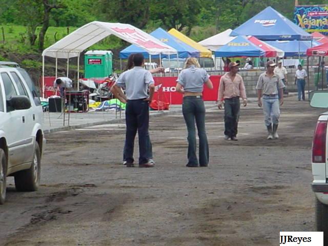 En vez de Pits, habían toldos ese día... ya se ve el inicio de lo que sería la Torre)