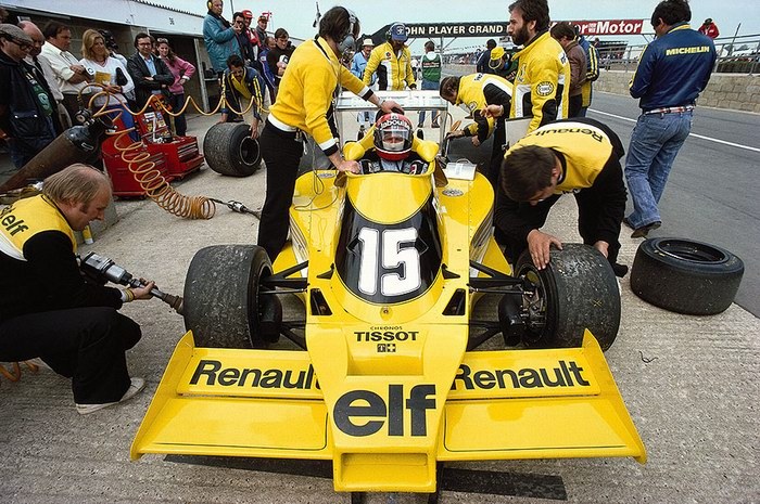 El RS01 en su debut en Silverstone...