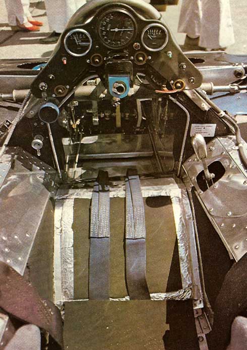 El cockpit del RS01... nada de pantallas LCD, ni botones sospechosos... el modelo ideal para Hamilton!!