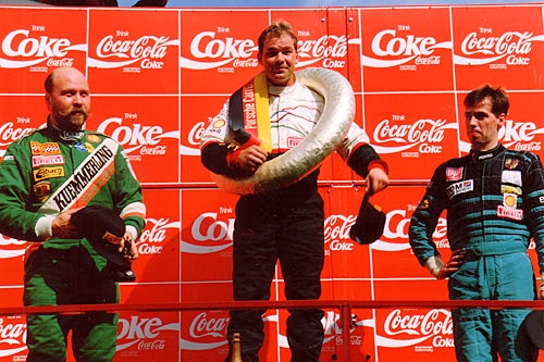 Foto curiosa, Uwe en el podium triunfador y a du derecha Olav manthey el dueño del imperio Manthey Porsche