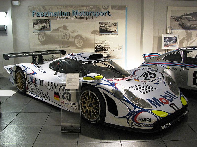 Porsche 911 GT1, conducidos por Hans J Stuck, Bob Wolleck, Thierry Boutsen, Emanuelle Collard.