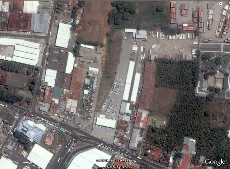 Autos Xiri es el edificio blanco al frente de la calle principal
