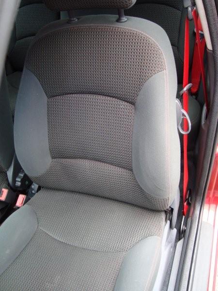 Tapiceria y cinturones rojos (ambos originales Fiat)