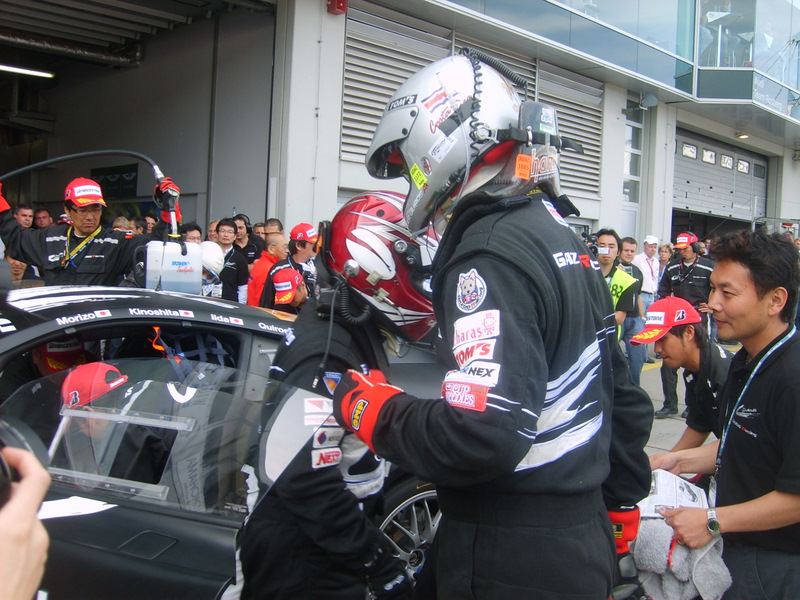Javier ecibiendo el auto de su amigo personal y Presidente de toyota Corporation, Morizo.