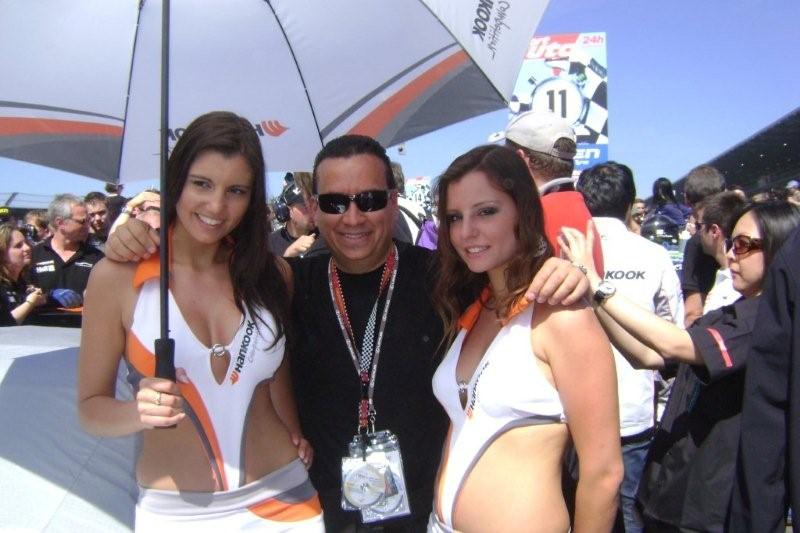 Con las pit babes de Jurgen Alzen....