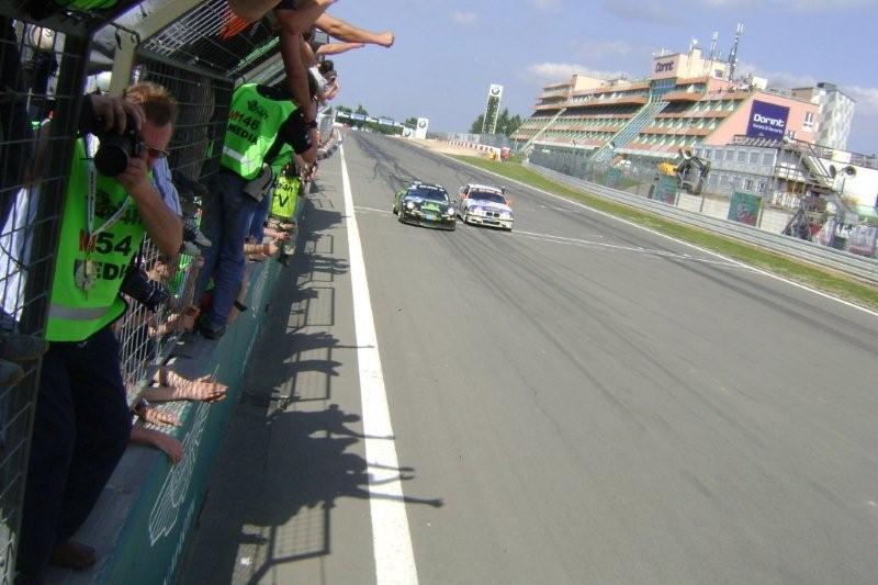 El Monster Alzen Porsche cruzando la meta... cuarto lugar absoluto.
