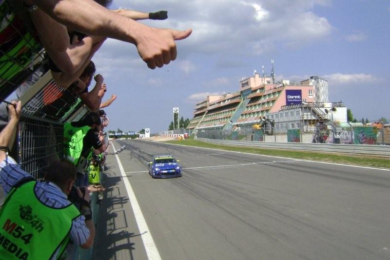 El Scirocco cruzando la meta.