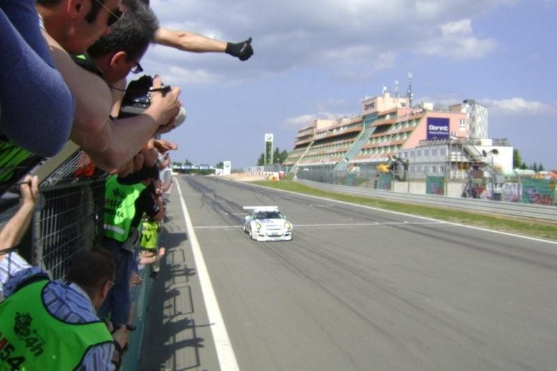Muhlner Motorsport cruzando la meta.