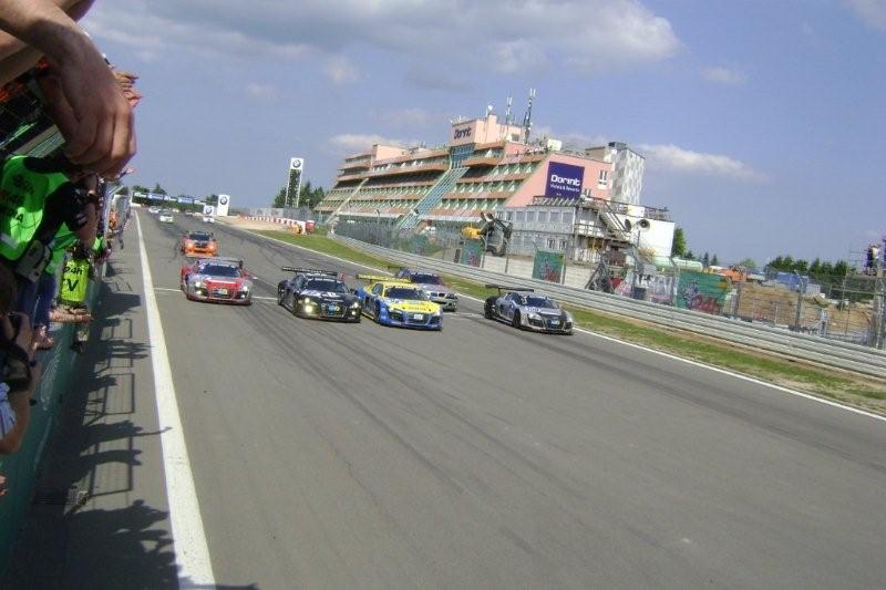 La poderosa escuadra Audi cruzando la meta despues de 24 horas...