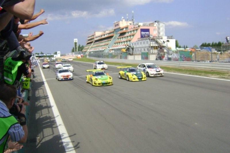 2 Mantheys Porsche cruzando la meta, EL REY del evento.