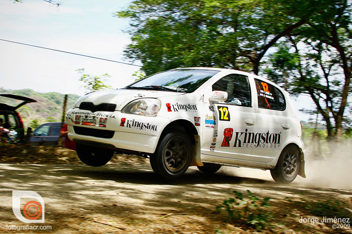 Buen look de los patrocinadores y el carro medio en el aire!