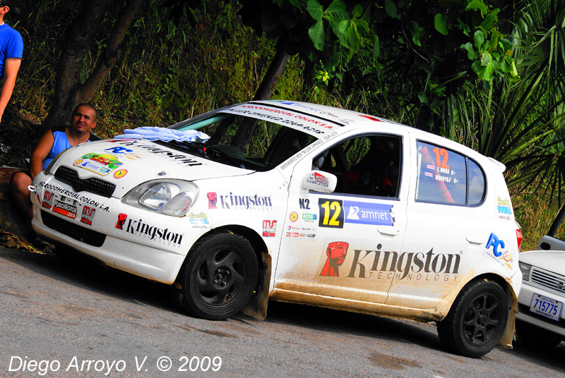 El yaris esperando a subirse al ferry