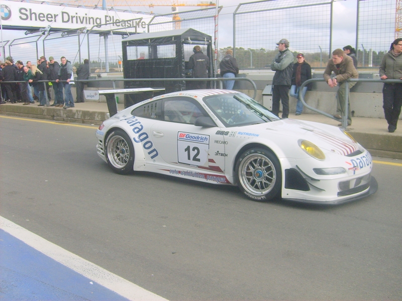 El Paragon Porsche, otro duro contendiente, piloteado por 4 magnificos y pilotos y de mucha experiencia en el Infierno Verde.