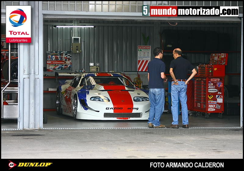 Supra esperando que abran pista, auto esta listo.