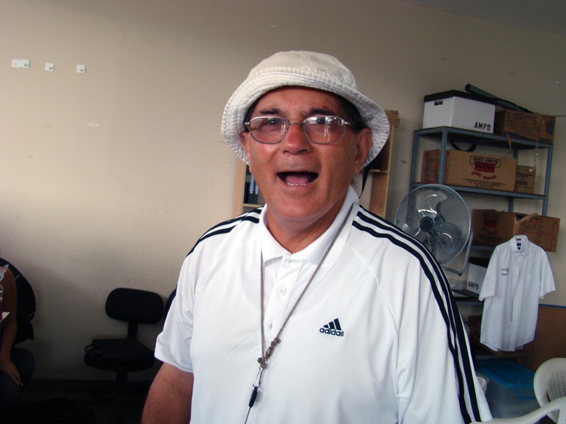 PORQUE SERA QUE SE ESTA RIENDO DON ARMANDO....???