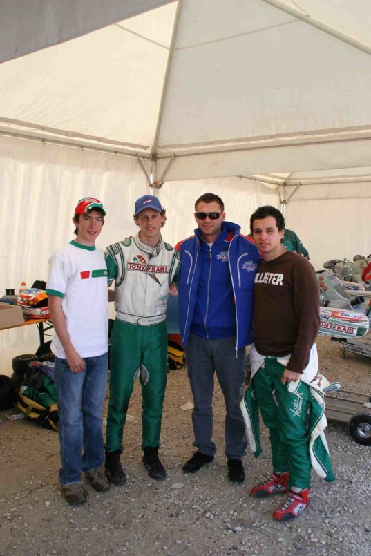 Bernal Valverde, Alonso Morera y Felipe Castro con el piloto oficial de Tony Kart y dos veces campeon del mundo de kf1 Marco Ardigo