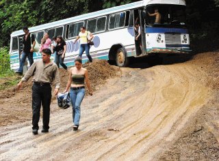 Marvin Gamboa<br /><br />El derrumbe del viernes anterior en la vía entre Puriscal y Parrita todavía no ha sido removido del todo.
