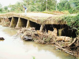 El puente sobre el río Burro, en La Fortuna de San Carlos, está parcialmente hundido y, al parecer, a punto de derrumbarse. carlos Hernández para LN