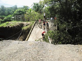 El alcalde de Nandayure, Gerardo Rodríguez, alega que en setiembre del 2008 le había informado al viceministro de Obras Públicas, Pedro Castro, sobre el falseamiento del puente en el río Nandayure. Julio Peña para LN