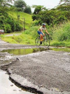 La calle es intransitable, incluso para ciclistas. Carlos Hernández