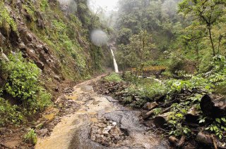 Así luce en la actualidad el tramo cuesta El Ángel - quebrada El Ángel, afectado por el terremoto del pasado 8 de enero. El presupuesto del Conavi para emergencias se agotó en el segundo semestre de este año. Albert Marín