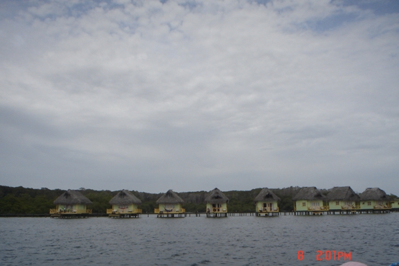Hotel Punta Caracol, por si quieren pagar un promedio de $300 la noche, es uno de los destinos top a nivel mundial... es un acqua-lodge (palafitos)