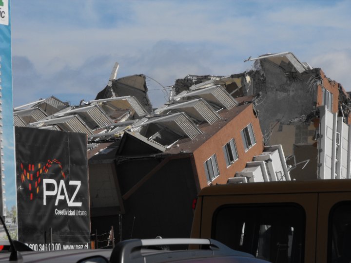 Este edificio de 15 pisos, colapsó y cayo sobre uno de sus costados, afortunadamente la mayoría de los inquilinos escapó con vida