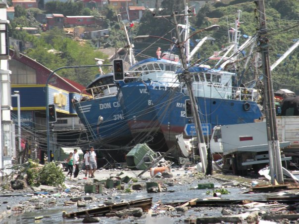 La ola dejó los barcos literalmente en la calle