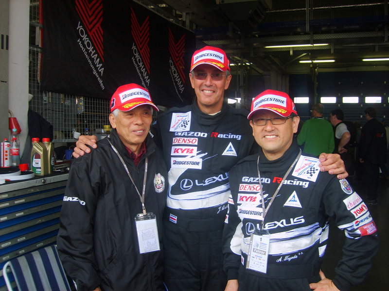 Naruse -creador de autos de competencia Toyota Javier Quiros y su amigo Akio Toyoda.