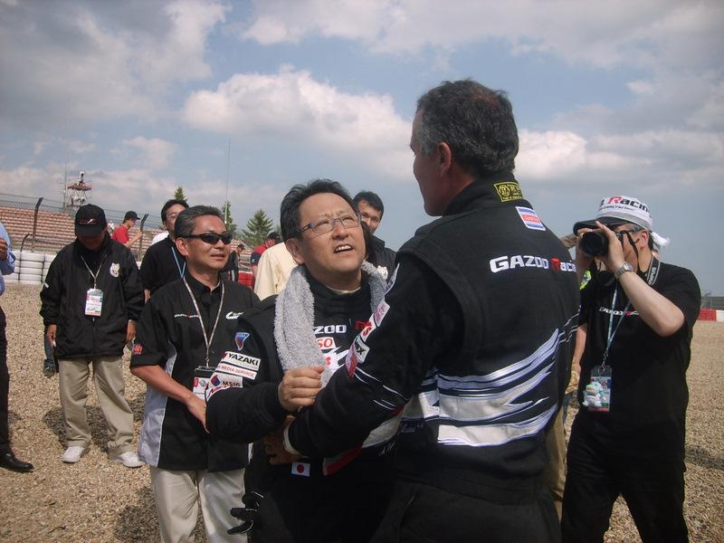 con su amigo Akio Toyoda