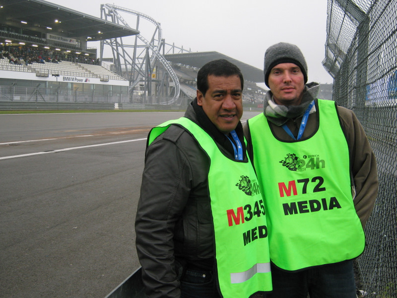 haciendo su trabajo.