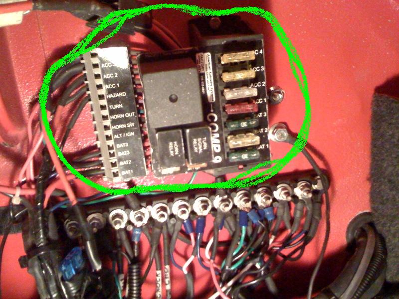 caja fuses y relays mundomotor.JPG