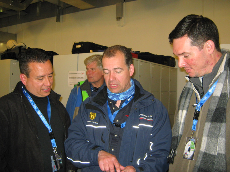 JK- Jan Erren (Manthey Racing( y Erick Scholl, Erick explicandole a Jan Erren la tactica que iba a usar el manthey Team en la carrera.