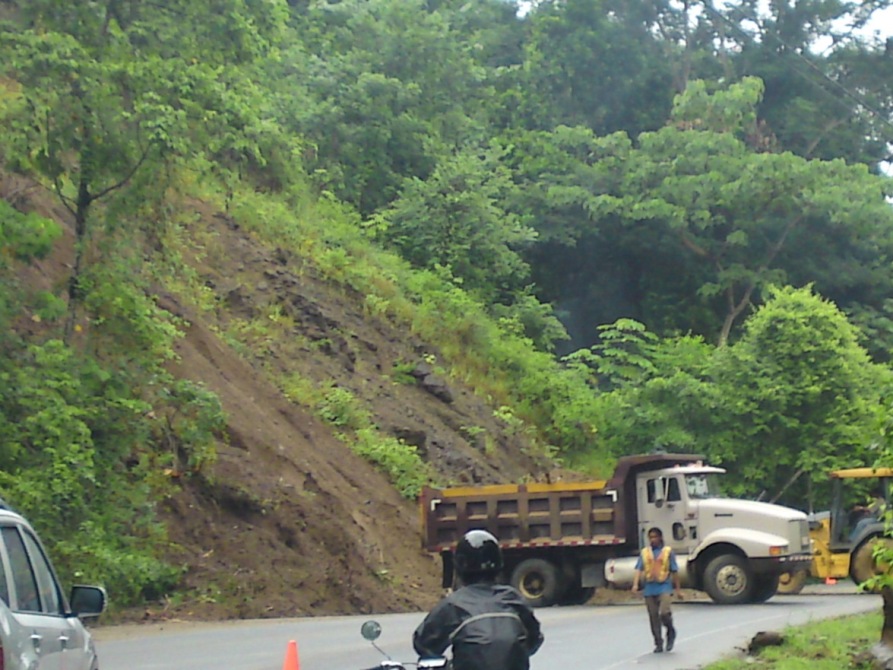 Derrumbe llegando a Jacó