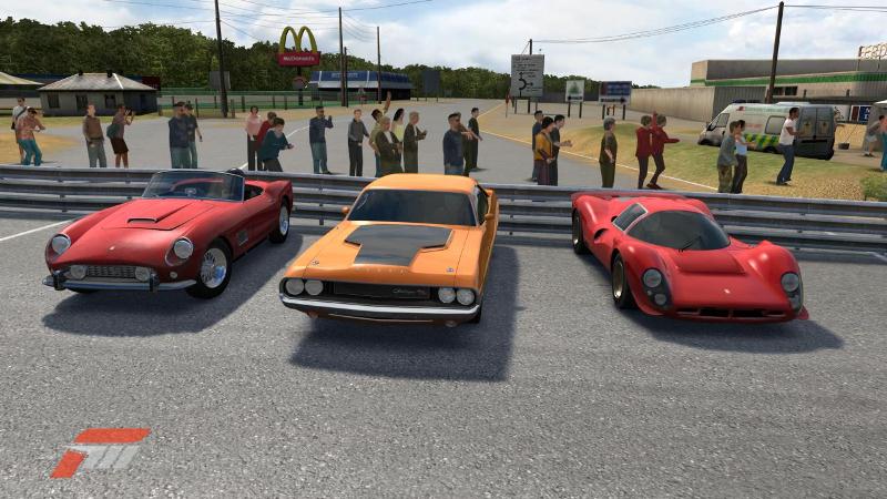 3 clasicos afuera del mc de le mans