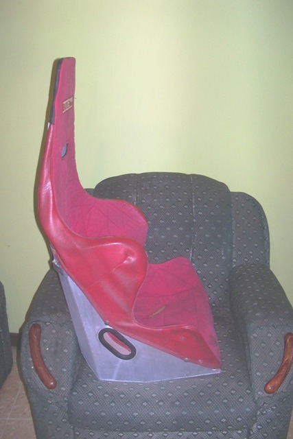 COSTADO DERECHO CON EL FORRO PUESTO.