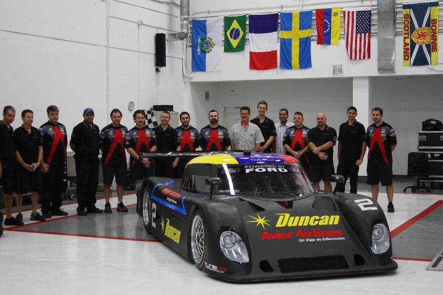 ENZO POTOLICCHIO Y ALEX POPOW JUNTO A TODOS LOS MIEMBROS DEL EQUIPO STARWORKS.JPG