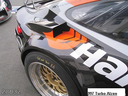 Notese la entradas de aire del 997Turbo de Alzen,