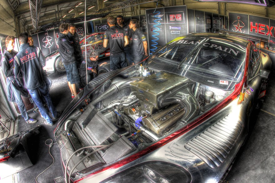 ASTON MARTIN TEAM HEXIS AMBIENCE GARAGE © FIA GT1.JPG